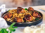 Рецепта Азиатски нудъли с телешки кюфтенца и сос Хойсин